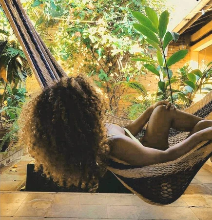 Luna O Refúgio da Alta Sensorialidade: O Tempo Para e o Sentir Massagem sensual em