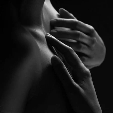 Luna O Refúgio da Alta Sensorialidade: O Tempo Para e o Sentir Massagem sensual em