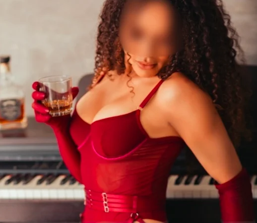 Luna O Refúgio da Alta Sensorialidade: O Tempo Para e o Sentir Massagem sensual em