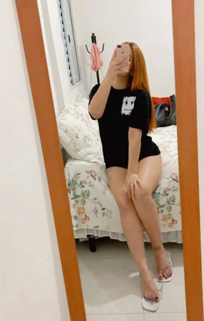 Ruiva Massoterapeuta carinhosa completa