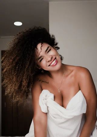 Bella, elegancia desejo e quimica na medida certa.