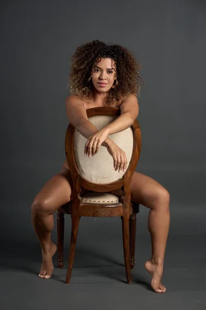 Bella, elegancia desejo e quimica na medida certa.