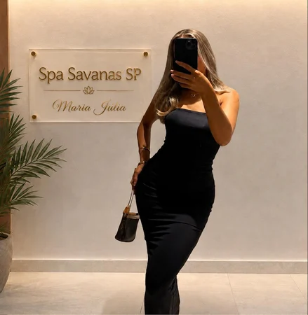 Milena massoterapeuta em um espaço aconchegante Massagem tântrica em