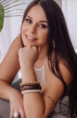 Milena massoterapeuta em um espaço aconchegante Massagem tântrica em