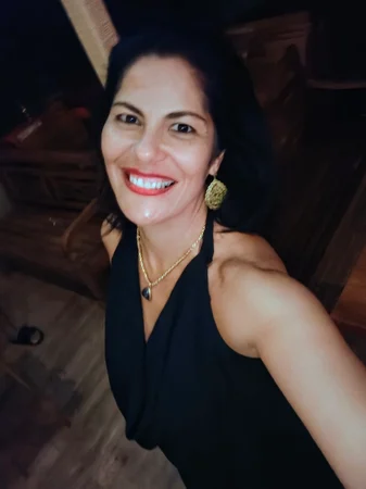 Olá, sou Vevê e trabalho com vários tipos de massagens.